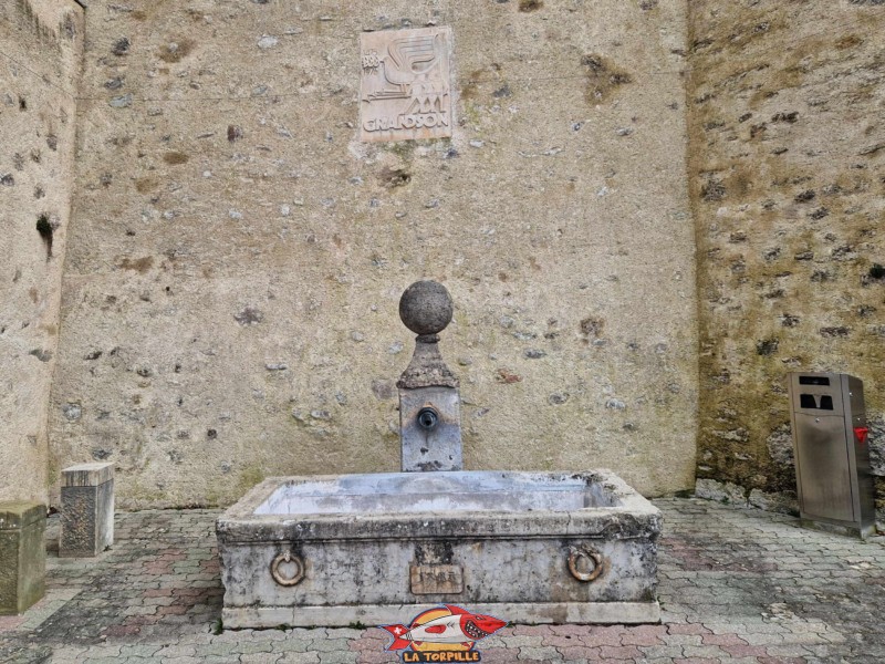 La plaque commémorative des 500 ans de la bataille de Morat en 1976 au pied des murailles du château. Château de Grandson, Région Jura-Nord vaudois, Vaud, Suisse
