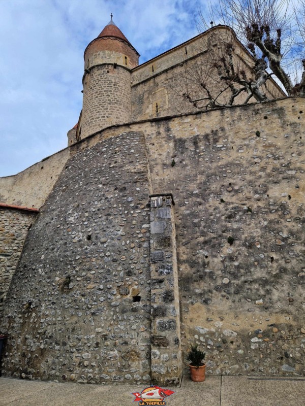 L'imposante muraille devant le château. Château de Grandson, Région Jura-Nord vaudois, Vaud, Suisse