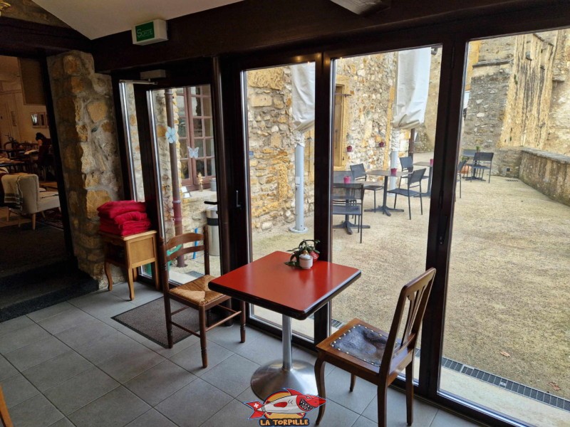 La terrasse du café depuis l'intérieur. Château de Grandson, Région Jura-Nord vaudois
