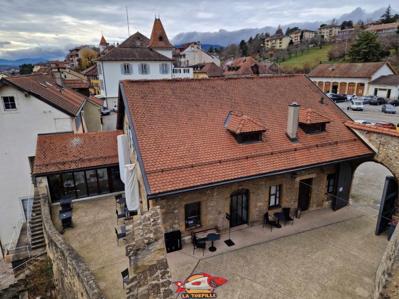 Le bâtiment dans lequel se trouve la réception et le café le Châtelet. Château de Grandson, Région Jura-Nord vaudois