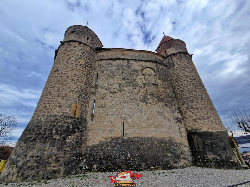 Façade, pied du château, côté ouest, Le côté ouest du château. À gauche, la tour nord-ouest (T2) et, à droite, la tour Ouest (T3). Château de Grandson, Région Jura-Nord vaudois, Vaud, Suisse