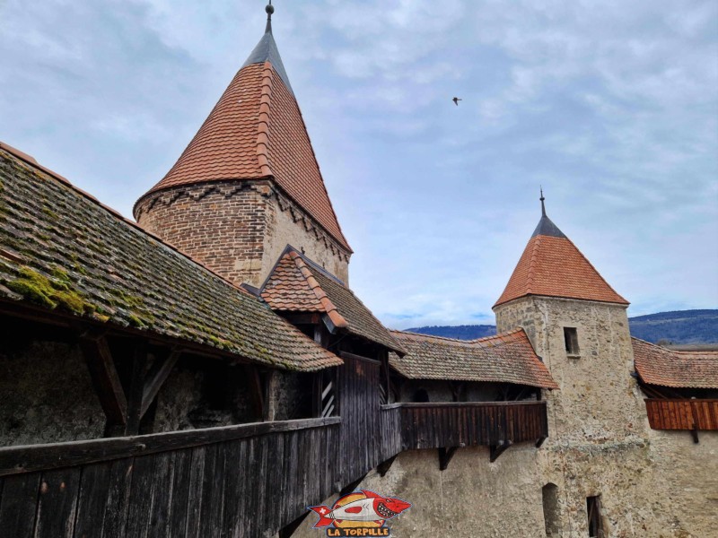 chemin de ronde, côté ouest, Les tours ouest (gauche) et nord-ouest (droite). Château de Grandson, Région Jura-Nord vaudois, Vaud, Suisse