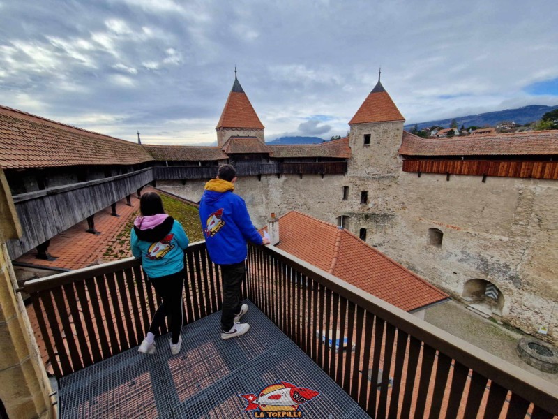 La vue sur l'intérieur du château depuis la plateforme de la tour sud. Chemin de ronde côté sud. Château de Grandson, Région Jura-Nord vaudois, Vaud, Suisse