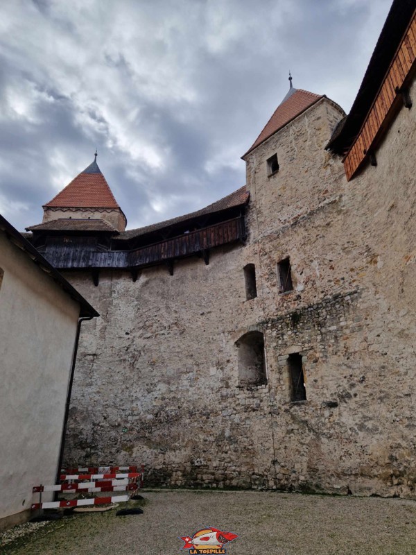 Le côté ouest du château avec les tours T3 (gauche) et T2 (droite) depuis la cour. Château de Grandson, Région Jura-Nord vaudois, Vaud, Suisse