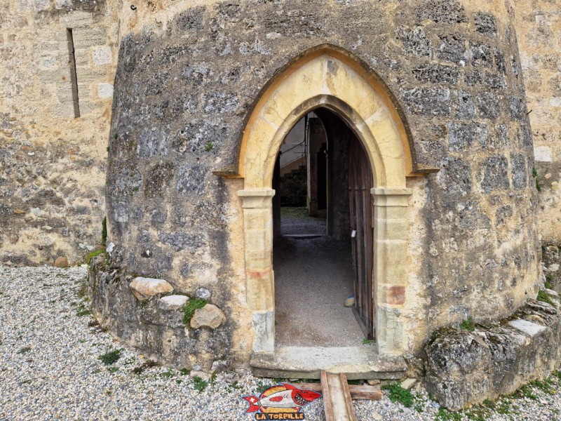 La porte d'accès ouest à la cour depuis le pied du château. Château de Grandson, Région Jura-Nord vaudois, Vaud, Suisse
