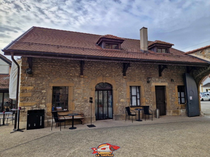 Le bâtiment dans lequel se trouve la réception et le café le Châtelet. Château de Grandson, Région Jura-Nord vaudois