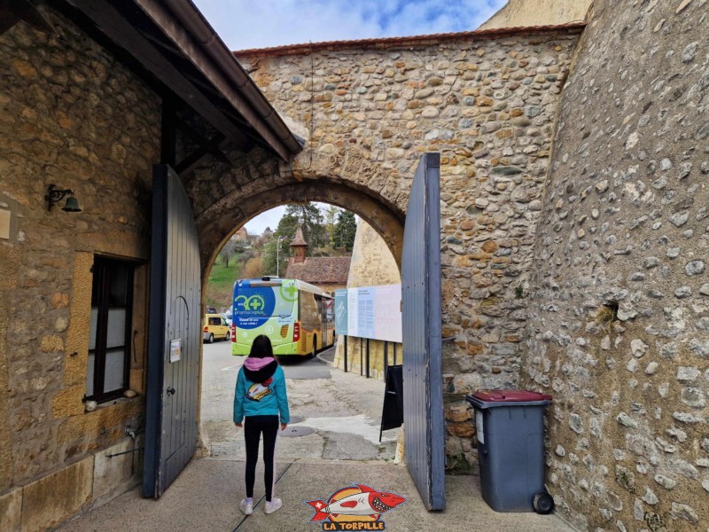 La porte d'entrée depuis l'intérieur. Château de Grandson, Région Jura-Nord vaudois
