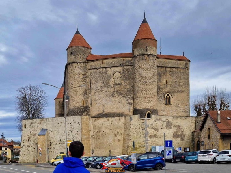 Le château de Grandson entouré d'imposantes murailles.