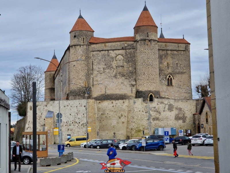 Le fameux château de Grandson depuis l'extrémité est de la rue Haute, Vieille Ville médiévale de Grandson, Jura-Nord vaudois, Vaud, Suisse