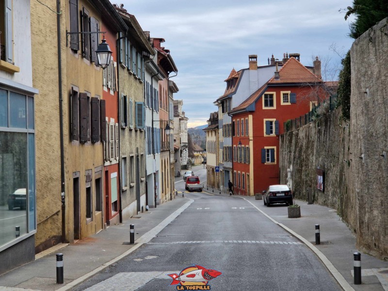 La rue Basse depuis l'est (château), Vieille Ville médiévale de Grandson, Jura-Nord vaudois, Vaud, Suisse