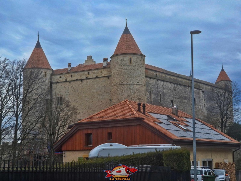 Le côté montagne de l'édifice, sur la droite de l'image, depuis la rue de Neuchâtel. Château de Grandson, Région Jura-Nord vaudois, Vaud, Suisse