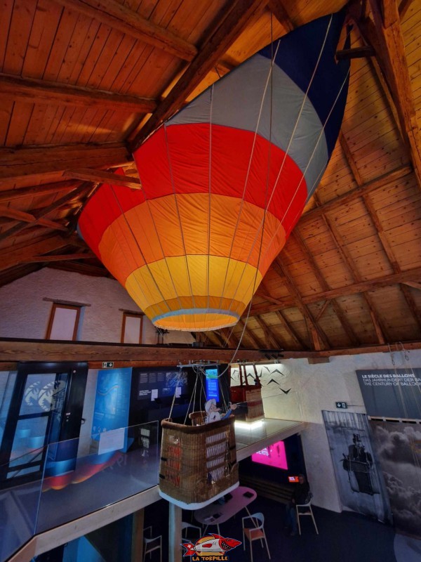 Depuis la galerie, il est possible de grimper dans une montgofière. Espace Ballon, Château d'Oex, Pays-d'Enhaut, Vaud. Suisse.
