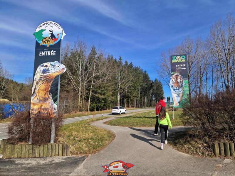 Un panneau avec les affiches du Tropiquairum et du zoo de Servion. Tropiquarium de Servion, région Lavaux-Oron, canton de Vaud.