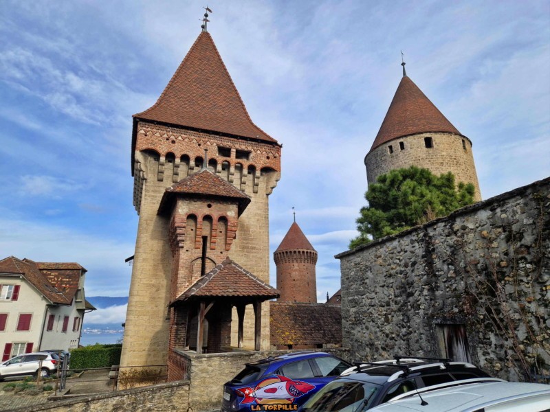 Le château depuis l'intérieur des remparts, au niveau du parking.