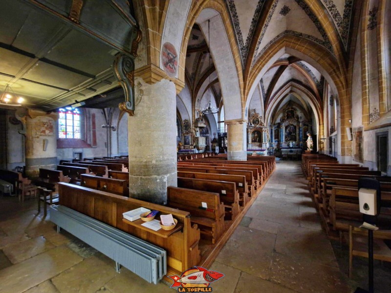 Bas-côté droite. Collégiale Saint-Laurent d'Estavayer-le-Lac, église catholique, broye, canton de Fribourg.