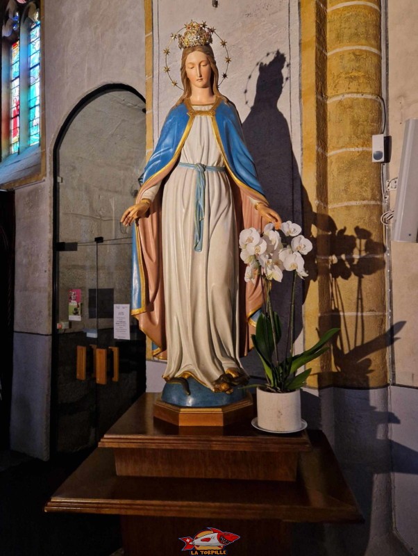 Statues. Collégiale Saint-Laurent d'Estavayer-le-Lac, église catholique, broye, canton de Fribourg.