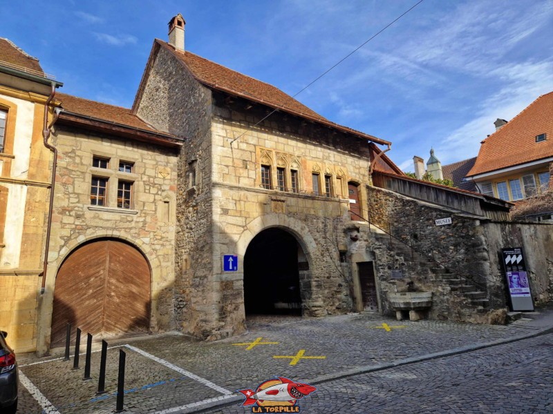 La maison de la dîme le long de la rue de la musée. Musée d'Estavayer et ses Grenouilles, Broye, Canton de Fribourg.