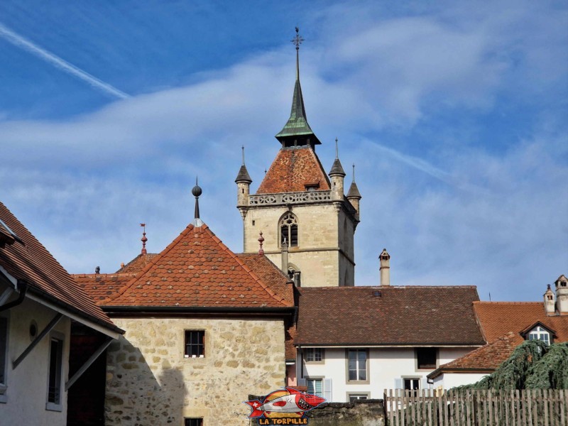 Le clocher de la collégiale St-Laurent depuis le parc de la Fausse-Porte. Musée d'Estavayer et ses Grenouilles, Broye, Canton de Fribourg.