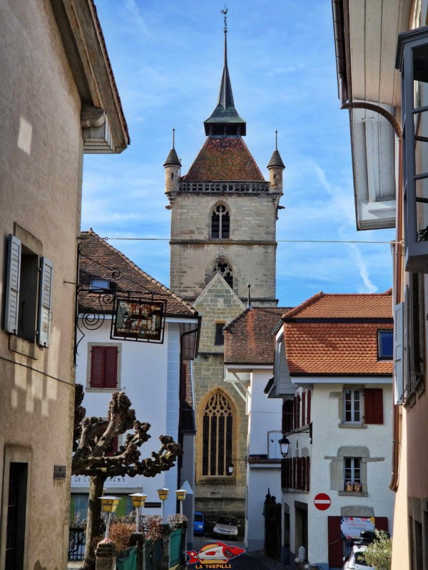 Depuis la rue du château. Collégiale Saint-Laurent d'Estavayer-le-Lac, église catholique, broye, canton de Fribourg.