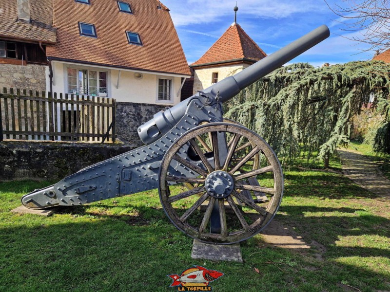 Un canon exposé dans le parc de la Fausse-Porte. Musée d'Estavayer et ses Grenouilles, Broye, Canton de Fribourg.