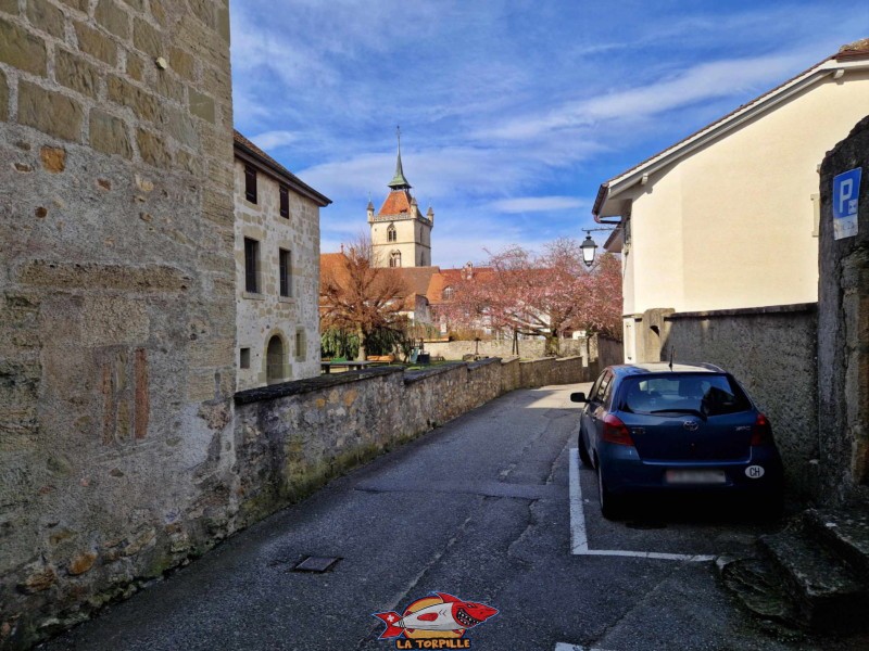 La ruelle de la Fausse-Porte depuis le tunnel sous la maison de la dîme. En arrière-plan, la collégiale St-Laurent. Musée d'Estavayer et ses Grenouilles, Broye, Canton de Fribourg.