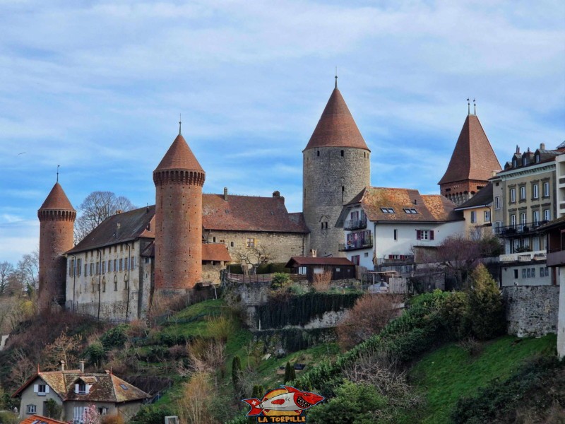 La très belle vue sur le château de Chenaux. De droite à gauche. La tour Rouge, la tour de l'Ouest, le donjon et la barbacane.
