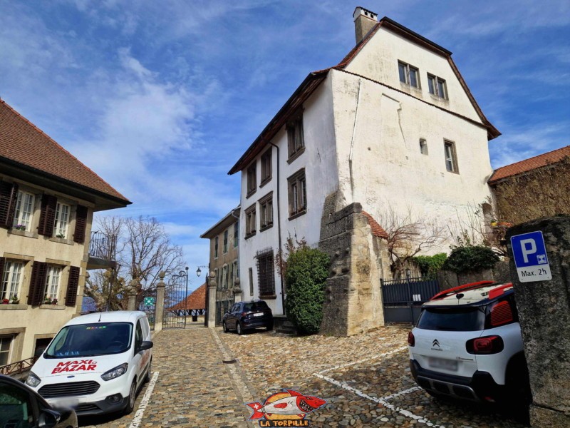 La maison des Sires, en blanc sur la droite, et, au milieu, l'impasse de Motte-Châtel qui mène au portail de la place de Moudon.