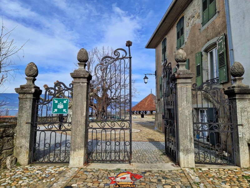 Le portail d'entrée de la place de Moudon.