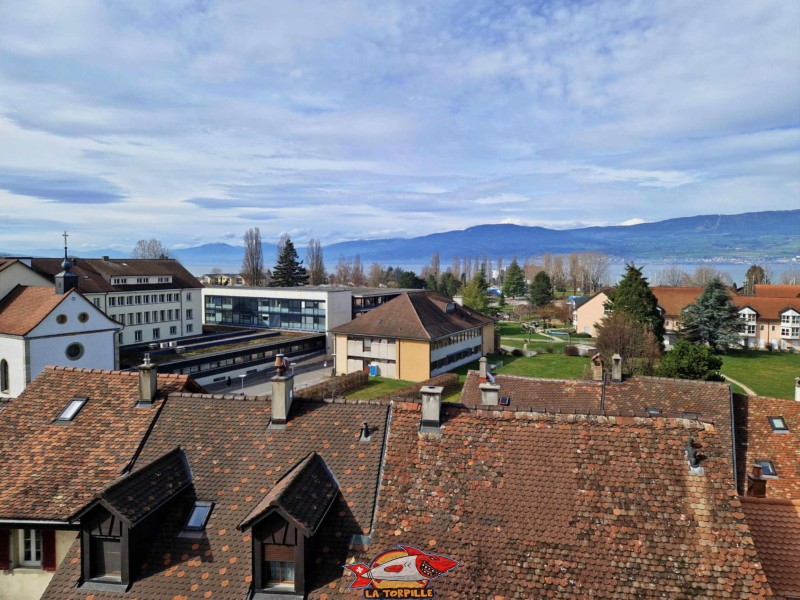 La vue sur le lac de Neuchâtel depuis la place de Moudon.