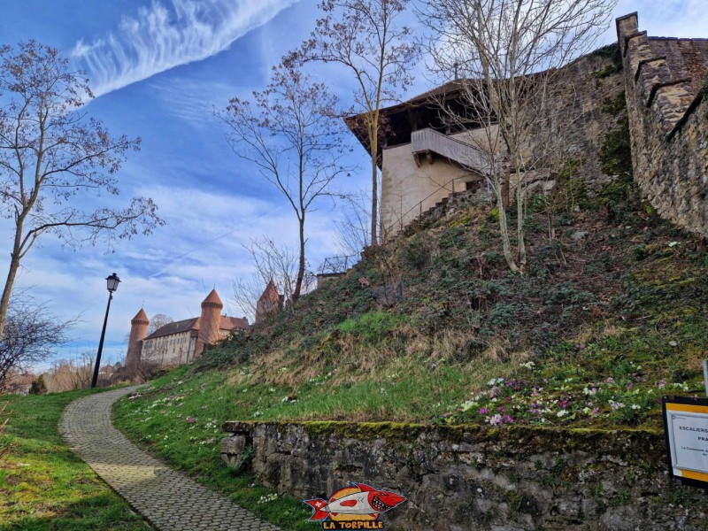 La vue depuis la porte de la Rochette en direction du château de Chenaux. Le chemin qui mène à la tour de tir sur la droite.