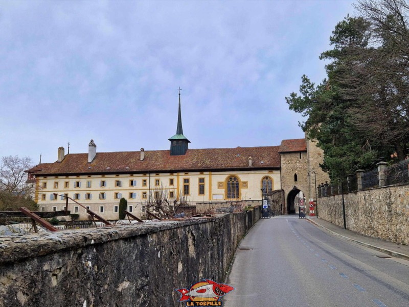 Le flanc sud-est du monastère des Dominicaines et la porte des Religieuses depuis la route de Payerne. Monastère des Dominicaines, Estavayer-le-Lac, Broye, Canton de Fribourg.