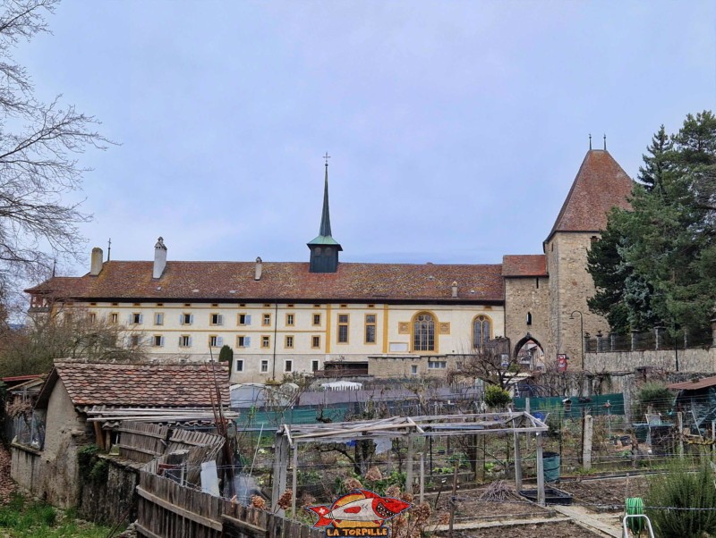 À gauche, le flanc sud-est du monastère des Dominicaines, à droite, la tour-porte des Religieuses. Monastère des Dominicaines, Estavayer-le-Lac, Broye, Canton de Fribourg.