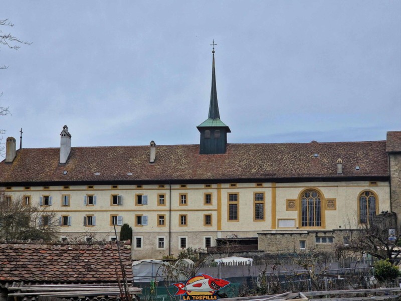 À gauche, le flanc sud-est du monastère des Dominicaines, à droite, la tour-porte des Religieuses. Monastère des Dominicaines, Estavayer-le-Lac, Broye, Canton de Fribourg.