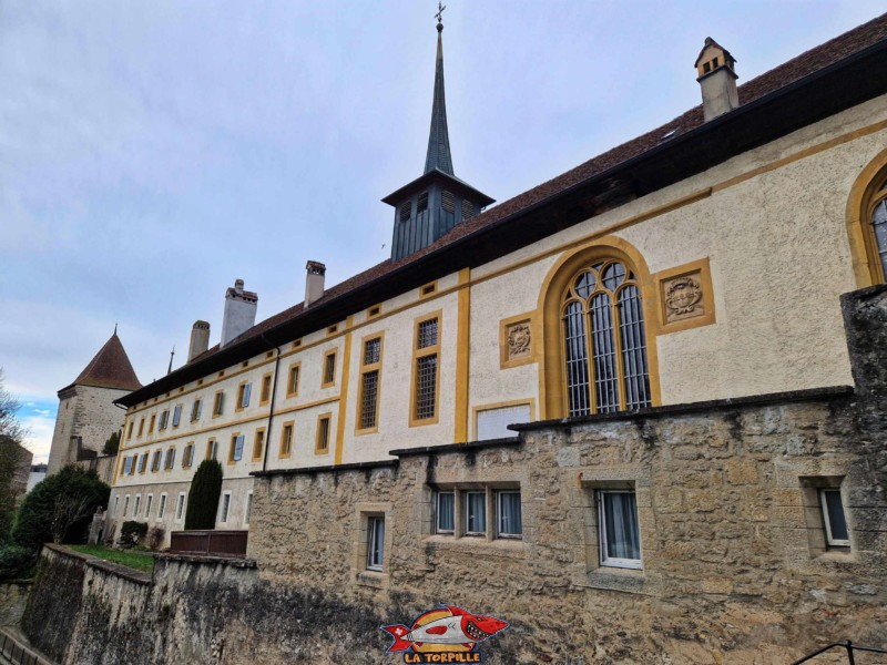 Le flanc sud-est du monastère des Dominicaines depuis la route de Payerne. Monastère des Dominicaines, Estavayer-le-Lac, Broye, Canton de Fribourg.