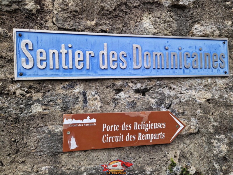 Le flanc sud-est du monastère des Dominicaines depuis le sentier des Dominicaines. La tour et la porte des Religieuses en arrière-plan. Monastère des Dominicaines, Estavayer-le-Lac, Broye, Canton de Fribourg.