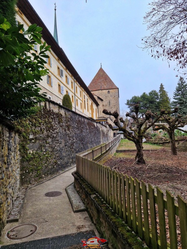 Le flanc sud-est du monastère des Dominicaines depuis le sentier des Dominicaines. La tour et la porte des Religieuses en arrière-plan. Monastère des Dominicaines, Estavayer-le-Lac, Broye, Canton de Fribourg.