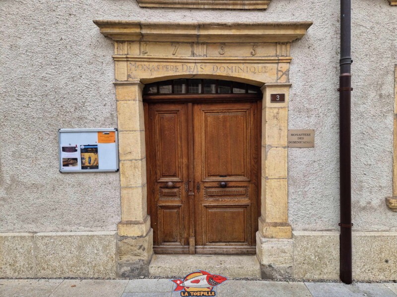 La porte d'entrée du monastère le long de a Grand-Rue. Monastère des Dominicaines, Estavayer-le-Lac, Broye, Canton de Fribourg.