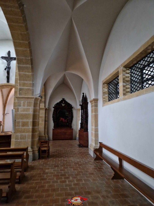 Bas-côté droit. Église. Monastère des Dominicaines, Estavayer-le-Lac, Broye, Canton de Fribourg.
