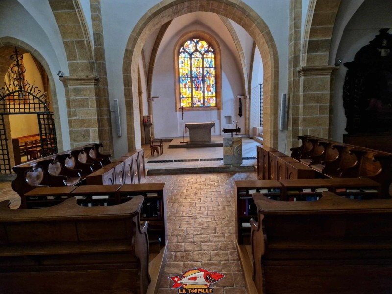 L'intérieur de l'église du monastère avec les bancs destinés aux sœurs.
