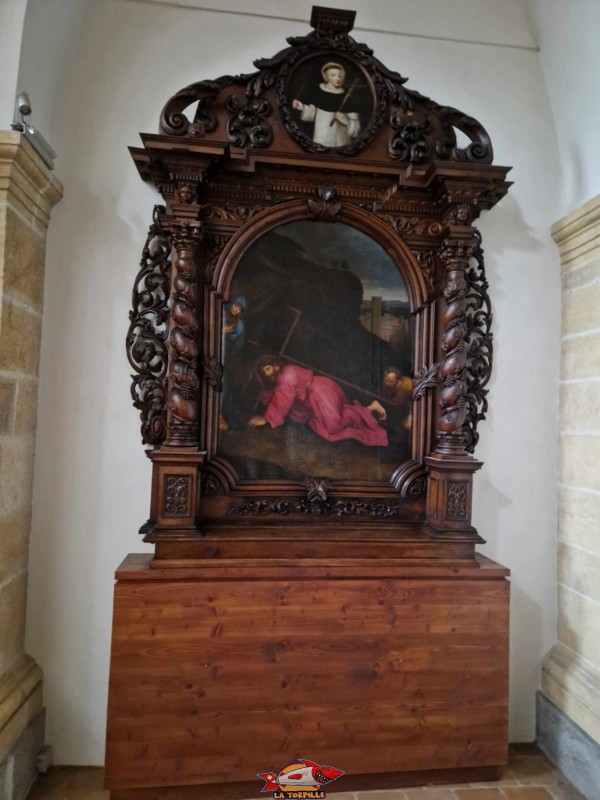 Autel de la chute du Christ avec le médaillon de saint Raymond de Penafort. Église. Monastère des Dominicaines, Estavayer-le-Lac, Broye, Canton de Fribourg.
