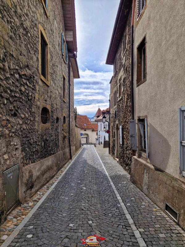 La rue de Forel en direction du bas. Le monastère se trouve à gauche. Monastère des Dominicaines, Estavayer-le-Lac, Broye, Canton de Fribourg.