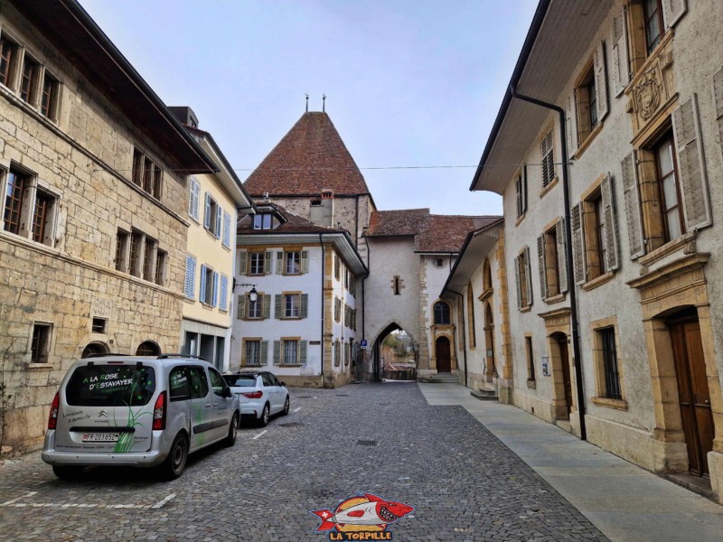 La Grand-Rue avec la porte des Religieuses, et, sur la droite, la monastère. Monastère des Dominicaines, Estavayer-le-Lac, Broye, Canton de Fribourg.