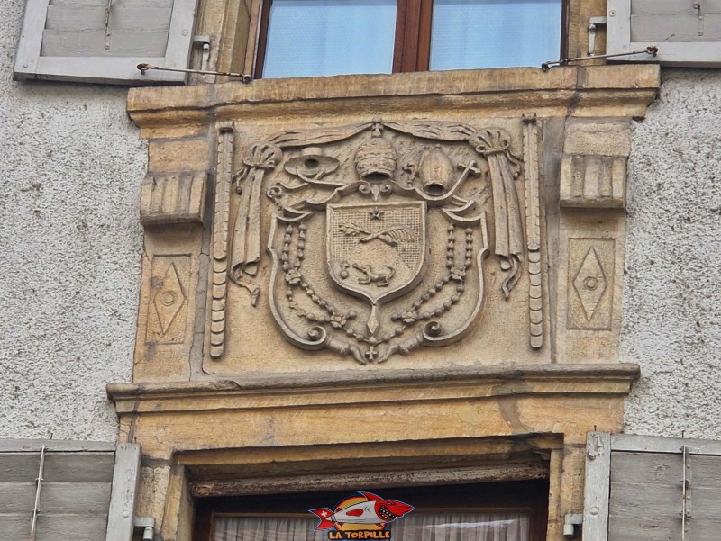 Des emblèmes sur la façade du monastère. Monastère des Dominicaines, Estavayer-le-Lac, Broye, Canton de Fribourg.