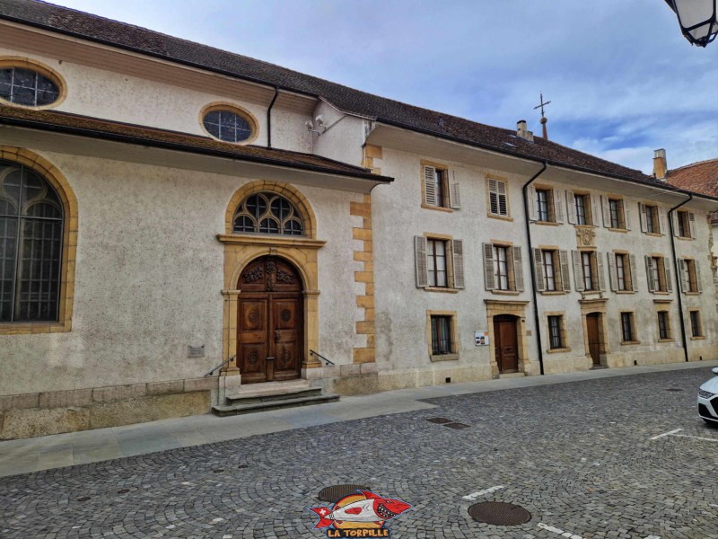 L'église du monastère sur la gauche et la partie administrative sur la droite. Église. Monastère des Dominicaines, Estavayer-le-Lac, Broye, Canton de Fribourg.