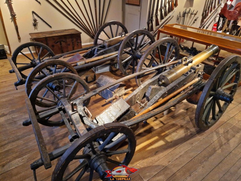 Deux canons datant de 1836 sur des supports du 18ᵉ siècle. Archéologie et salle d'armes. Musée d'Estavayer et ses Grenouilles, Broye, Canton de Fribourg.