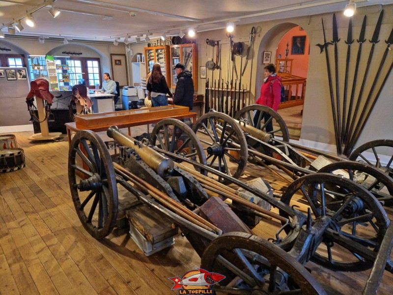 La vue d'ensemble de la première salle du musée depuis les canons. Archéologie et salle d'armes. Musée d'Estavayer et ses Grenouilles, Broye, Canton de Fribourg.