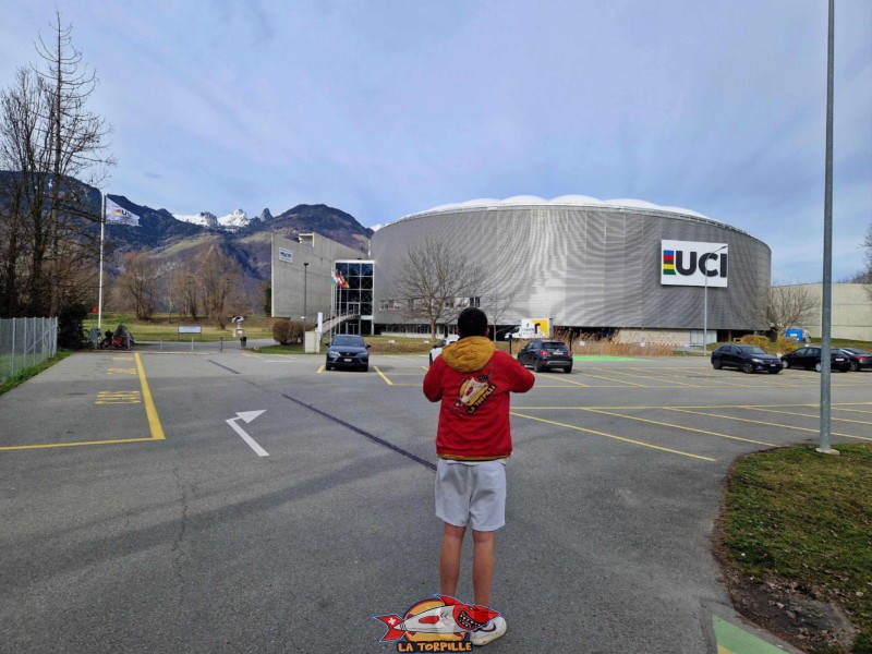 Le parking devant l'UCI. Centre mondial du Cyclisme (CMC) de l'UCI (Union Cycliste international) à Aigle, canton de Vaud.