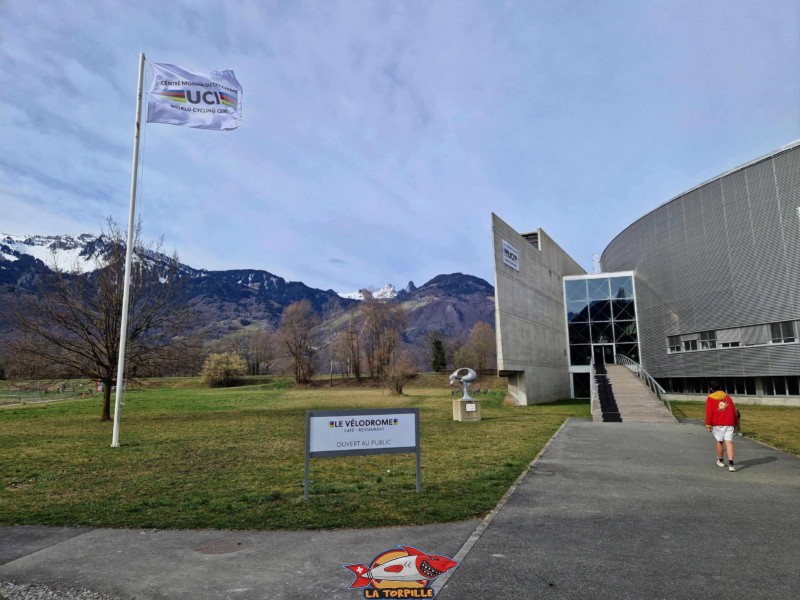 L'entrée du siège de l'UCI sur la droite avec le drapeau de l'UCI. Centre mondial du Cyclisme (CMC) de l'UCI (Union Cycliste international) à Aigle, canton de Vaud.