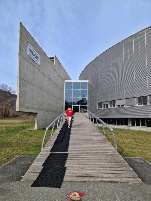 La passerelle qui mène à l'entrée de l'UCI. Centre mondial du Cyclisme (CMC) de l'UCI (Union Cycliste international) à Aigle, canton de Vaud.