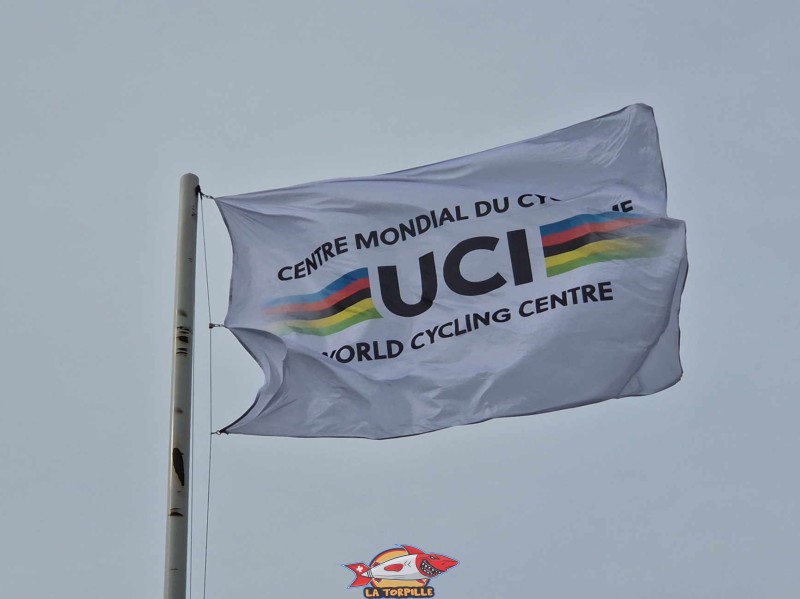 Les cinq bandes emblématiques des couleurs de l'UCI. Centre mondial du Cyclisme (CMC) de l'UCI (Union Cycliste international) à Aigle, canton de Vaud.